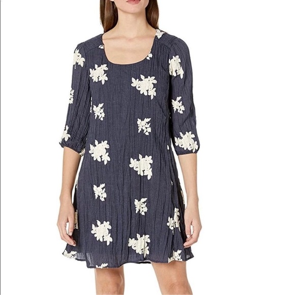 ECI Embroidered Crepe Shift Dress Keyhole Back Navy Blue Size XS NWT - Picture 1 of 12